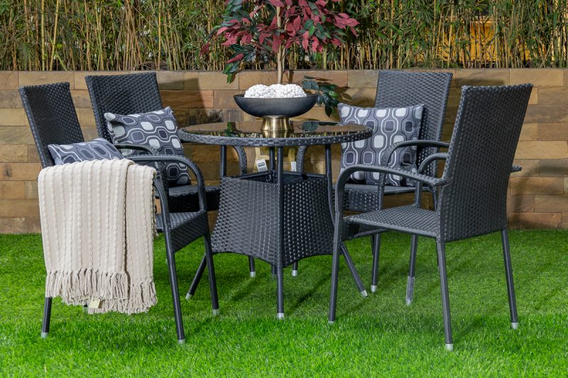 gudjhem outdoor round dining table + 4 chairs