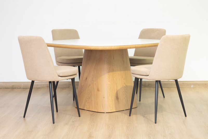 siya dining table + 4 cardiff chairs