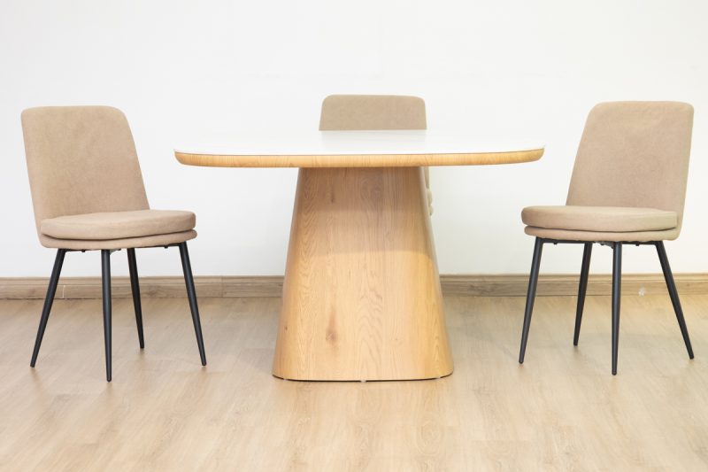 siya dining table + 4 cardiff chairs