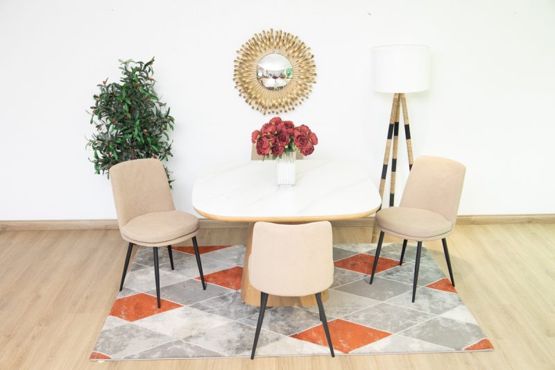 siya dining table + 4 cardiff chairs