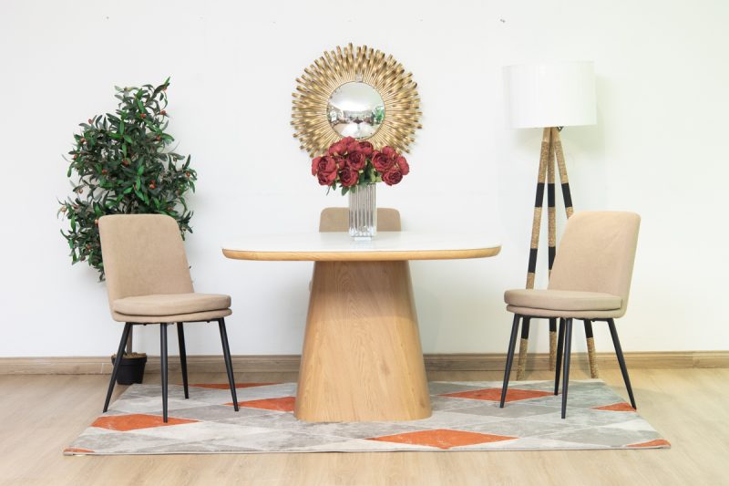 siya dining table + 4 cardiff chairs