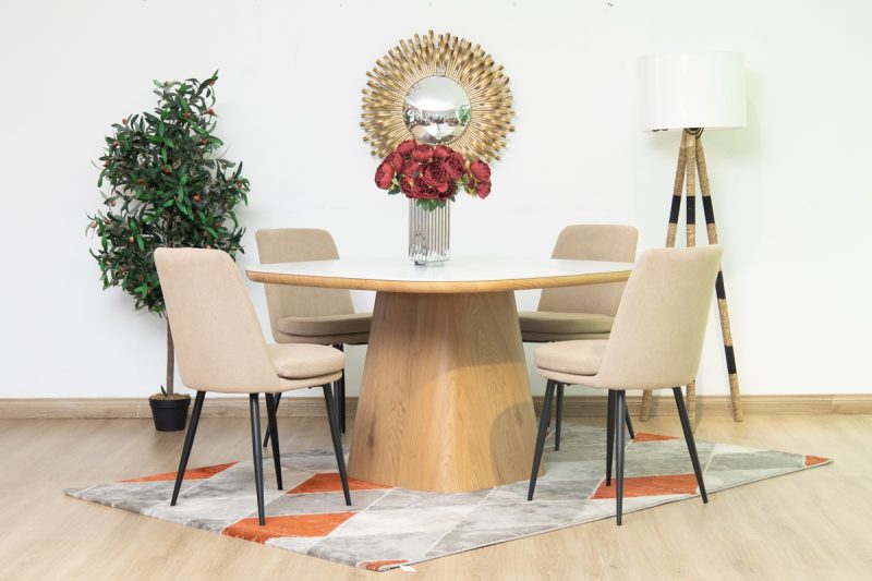 siya dining table + 4 cardiff chairs