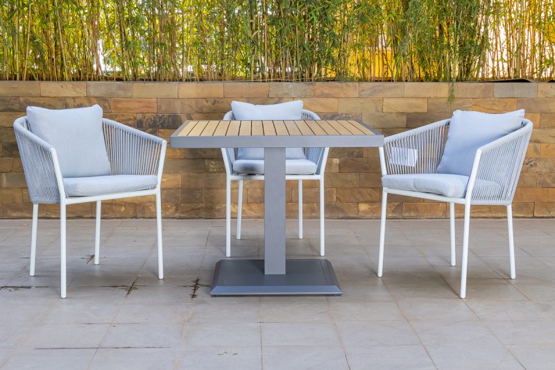accra outdoor dining table + 4 kampala chairs
