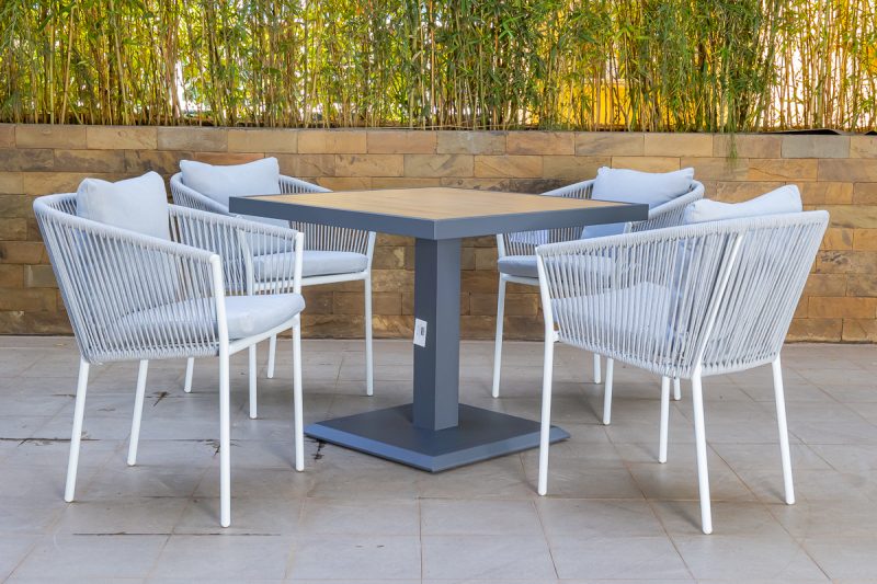 accra outdoor dining table + 4 kampala chairs