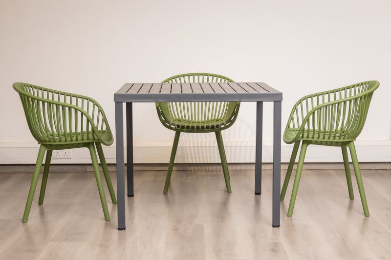 steve plastic top table + 4 ariel chairs