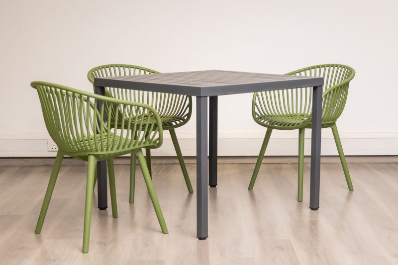 steve plastic top table + 4 ariel chairs