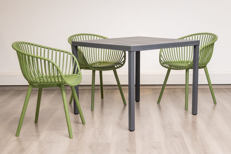 steve plastic top table + 4 ariel chairs
