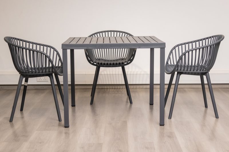 steve plastic top table + 4 ariel chairs