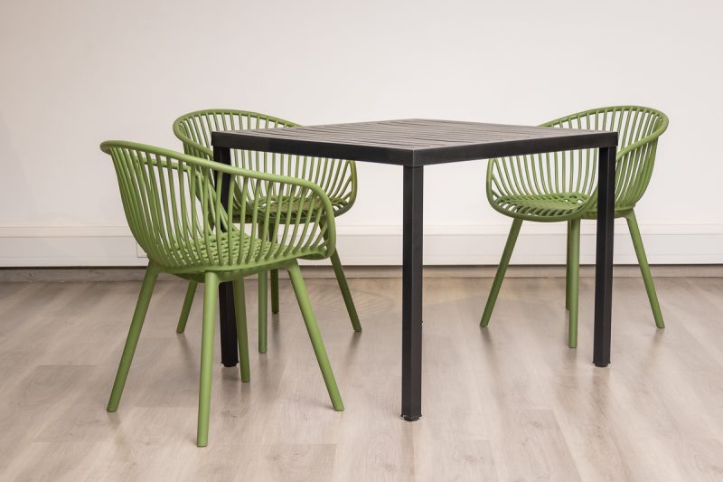 steve plastic top table + 4 ariel chairs