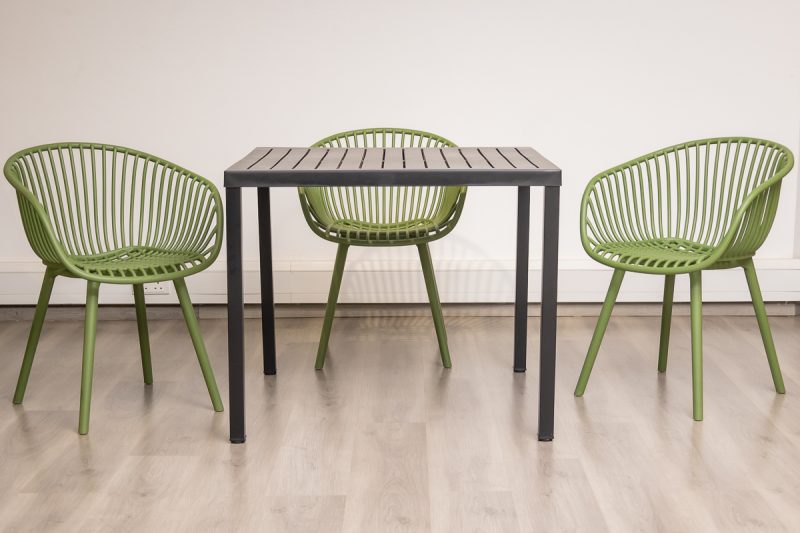 steve plastic top table + 4 ariel chairs