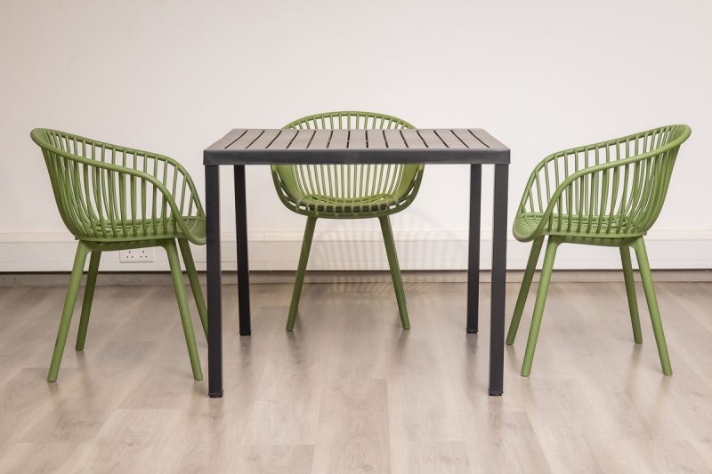 steve plastic top table + 4 ariel chairs
