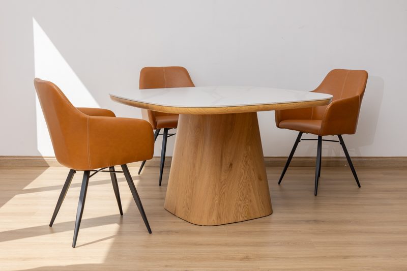 siya dining table + 4 belfast chairs