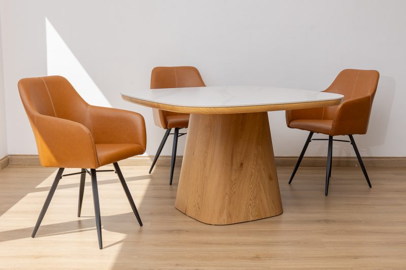 siya dining table + 4 belfast chairs