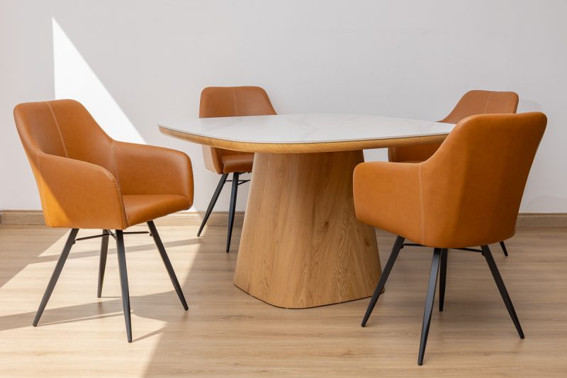 siya dining table + 4 belfast chairs