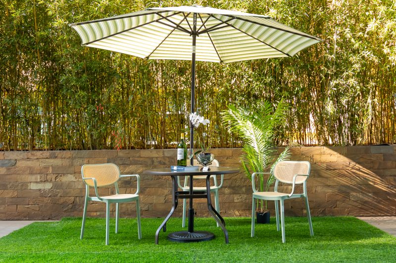 naivasha 4 seater outdoor dining table + 4 crossby chairs + umbrella