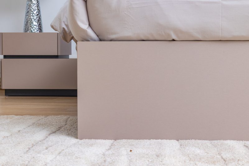 kaye king package - king bed + 2 nightstands + dresser mirror + chest of drawers