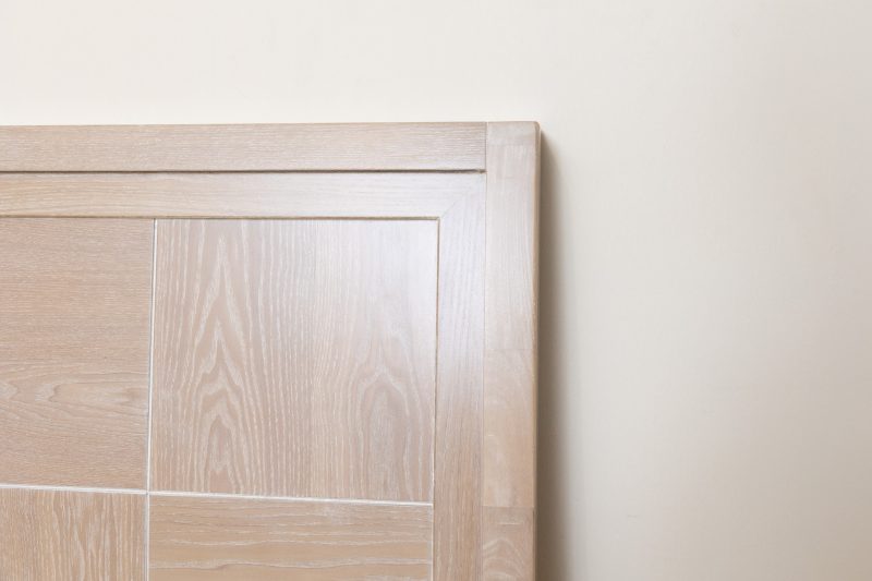 BOURVADIA KING PACKAGE -King Bed + 2 Nightstands + Dresser Mirror 28 0O2A7256