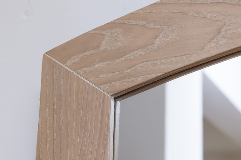 BOURVADIA KING PACKAGE -King Bed + 2 Nightstands + Dresser Mirror 30 0O2A7275